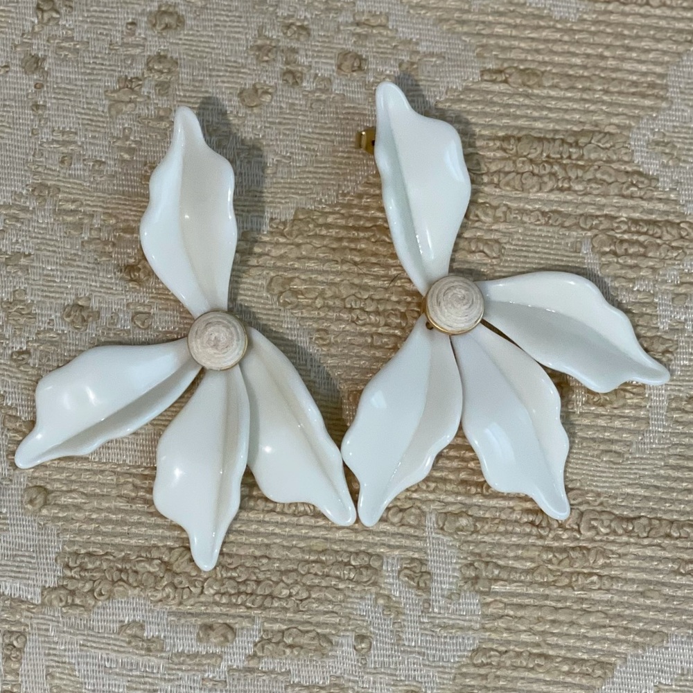 TUCKERNUCK Finial Earrings
